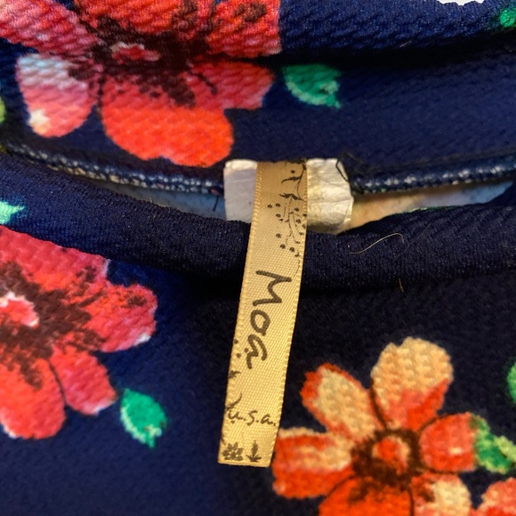 Plus size skirt. fits an XL-2XL. Very stretchy. Cute floral pattern. - Picture 2 of 4